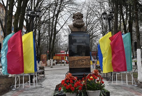 На Кубани открыли памятник князю из рода Рюриковичей﻿