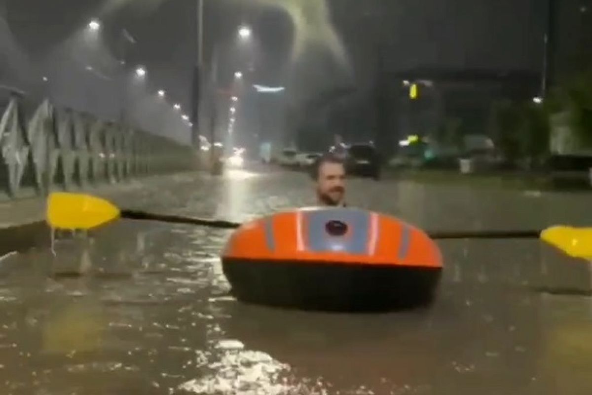 По ул. Московской на лодках. Краснодарцы устроили заплыв по затопленной ливнем дороге