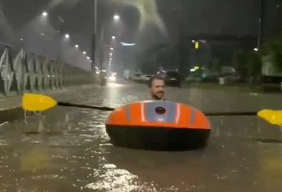 По ул. Московской на лодках. Краснодарцы устроили заплыв по затопленной ливнем дороге