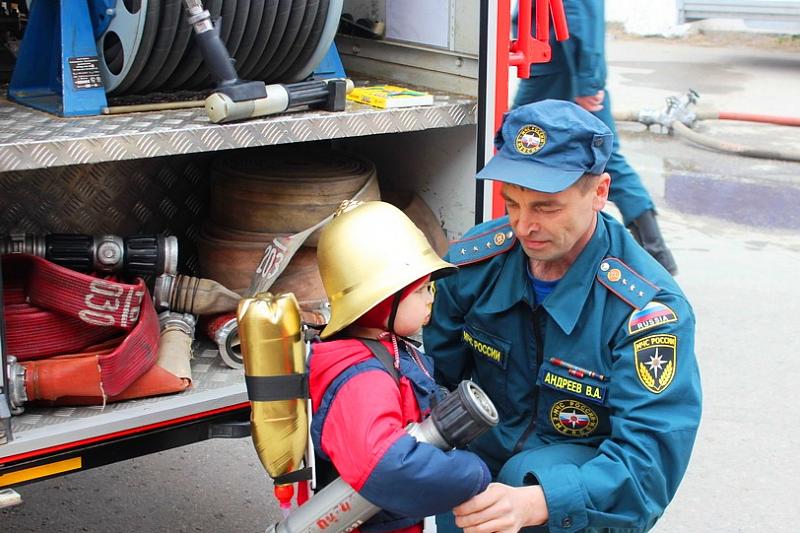 467 мчс о пожарно спасательных. Пожарная служба. МЧС России пожарная безопасность.