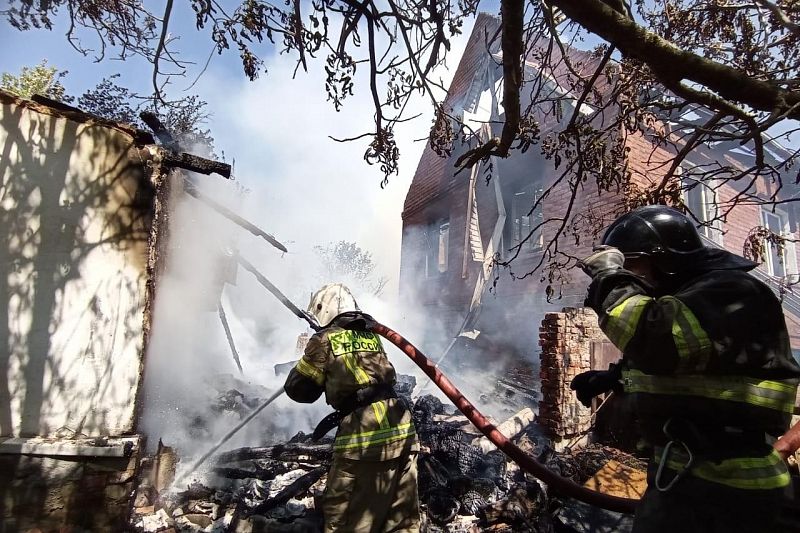 Два частных дома сгорели под  Краснодаром