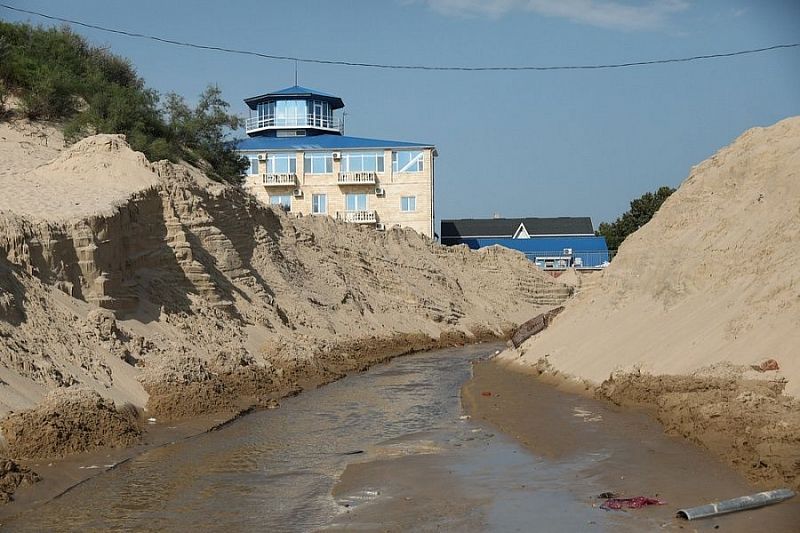 Губернатор Кубани Вениамин Кондратьев поручил внести в генпланы прибрежных городов каналы для отвода воды при подтоплениях