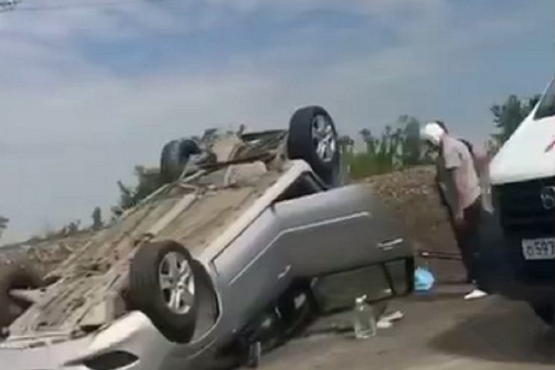Под Краснодаром пострадала пассажирка опрокинувшейся после столкновения с КамАзом легковушки