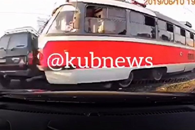 В Краснодаре трамвай протаранил два автомобиля (видео)