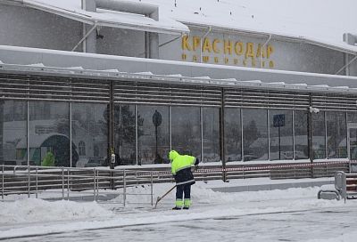 Аэропорт Краснодара из-за снегопада закрыт до 20.30. Задержано 13 рейсов