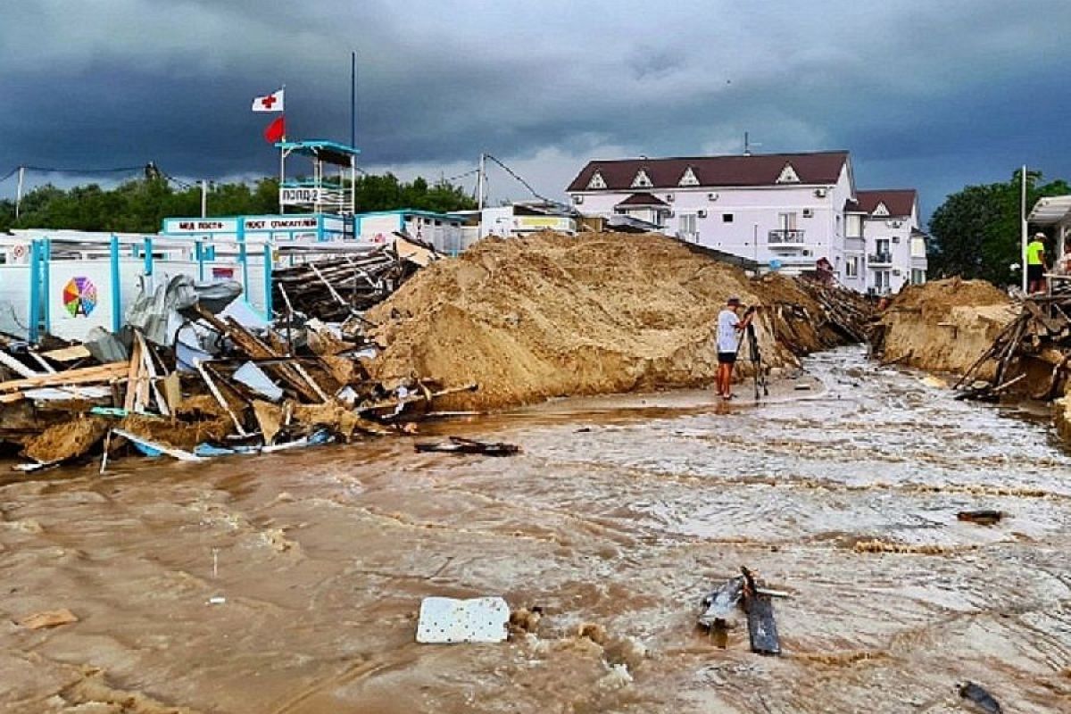 Мешавшие оттоку воды ларьки снесли в анапском поселке Джемете 