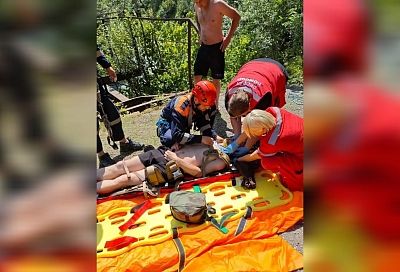 Спасатели эвакуировали подростка, упавшего со старого моста в Сочи
