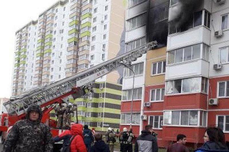Пожар в многоэтажном доме тушат в Краснодаре