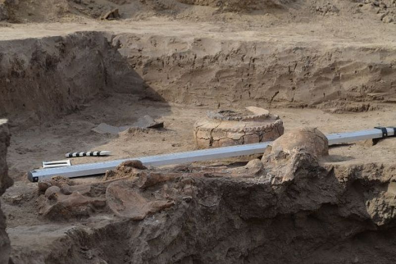 Археологи нашли пять погребений при раскопках кургана бронзового века