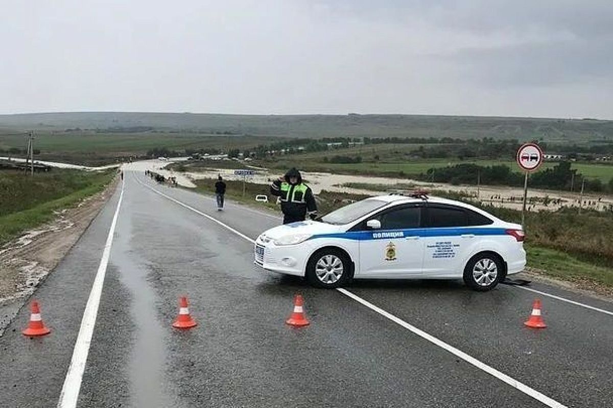 Проезда нет: под Анапой подтопило автодорогу