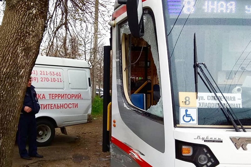 В Краснодаре водитель на «Газели» врезался в трамвай