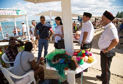 Плели косички и торговали сувенирами: на пляжах Анапы выявили мигрантов-нелегалов из Африки