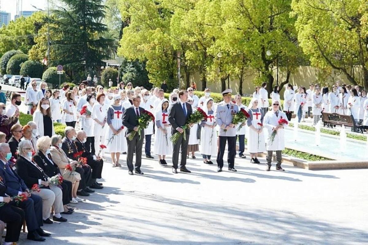 Мемориал военным врачам «Подвиг во имя жизни» открыли в Сочи после реконструкции