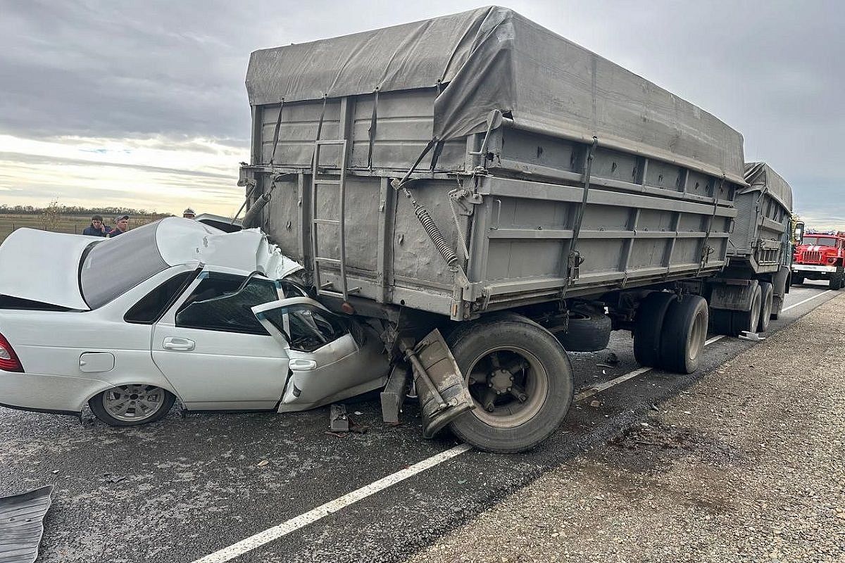 Пенсионер на ВАЗе влетел под КамАЗ на Кубани. Он погиб