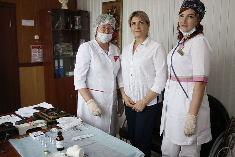 Во время выездной вакцинации кабинет руководителя Белоглинского МФЦ Натальи Вожовой (в центре) превратился в мобильный прививочный пункт. Слева от нее – медсестра Лариса Бельчич, справа – участковый терапевт Евгения Бабичева.