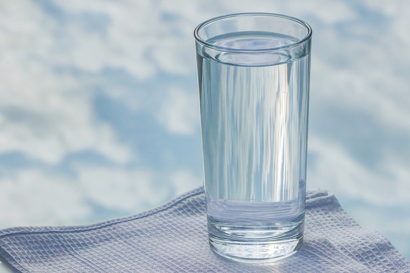 Как стакан теплой воды с утра помогает похудеть