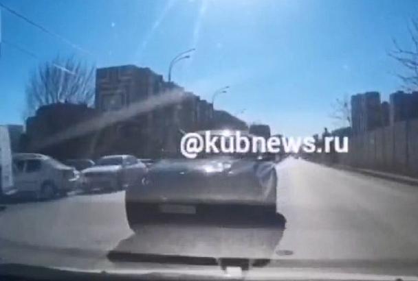В Краснодаре полиция ищет водителя BMW X6, проехавшего по встречке на улице Российской