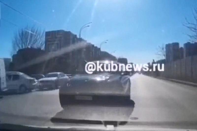 В Краснодаре полиция ищет водителя BMW X6, проехавшего по встречке на улице Российской
