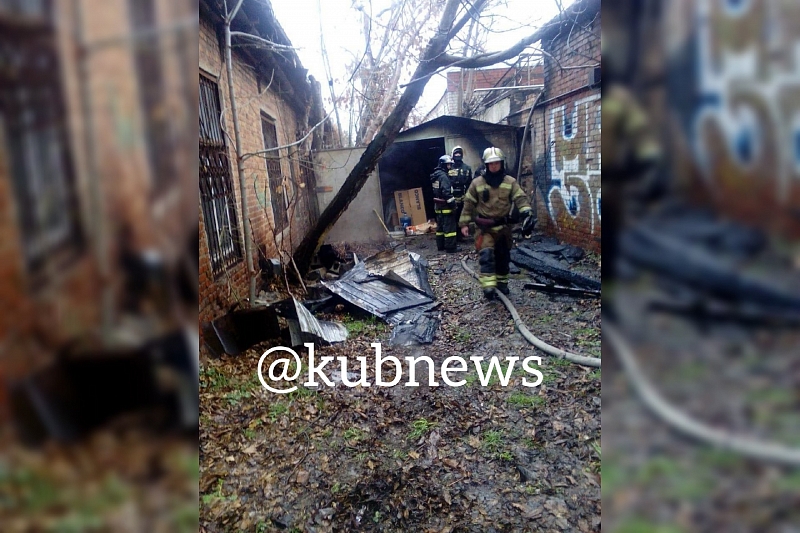 В Краснодаре при пожаре в гараже пострадал бездомный