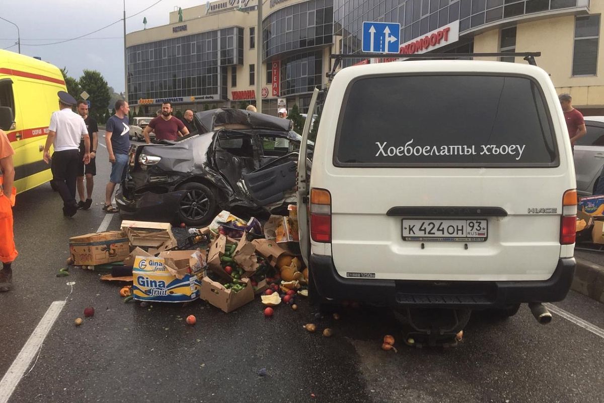 В Сочи микроавтобус с фруктами раздавил иномарку. Пострадали двое