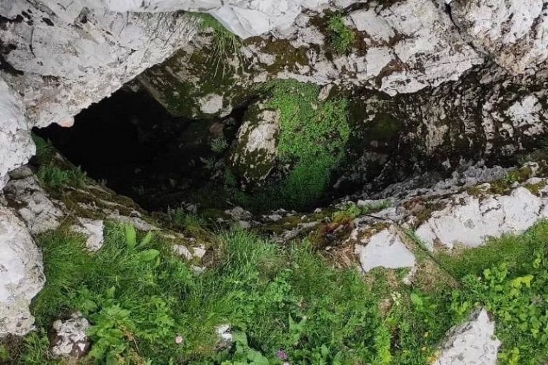Спасатели достали из пещеры в Абхазии тело погибшего год назад жителя Сочи