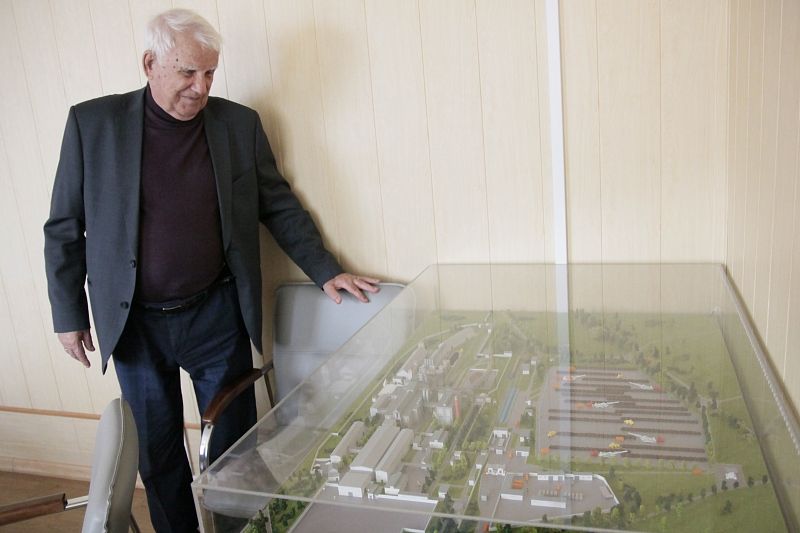 Гендиректор сахзавода Иван Петренко возле макета вверенного ему перерабатывающего предприятия.
