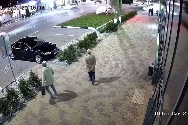 Пьяный водитель на «Инфинити» на скорости вылетел на тротуар и едва не сбил пешеходов в Краснодарском крае