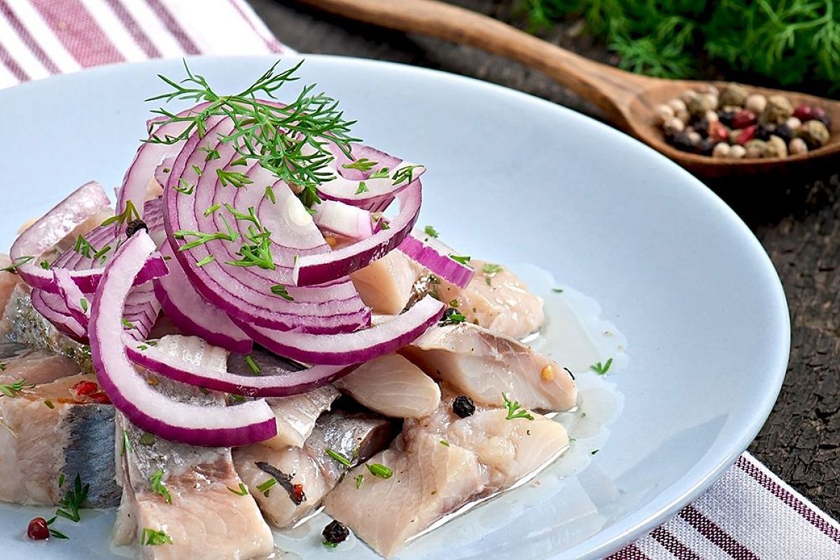 Сенсация от Юлии Высоцкой: сельдь пряного посола с горчичным соусом, покорившая интернет, — готовим за 1 час