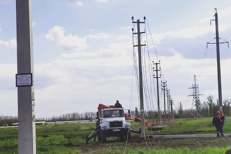 Энергетики оперативно восстановили три опоры ЛЭП, сбитые экскаватором в Динском районе