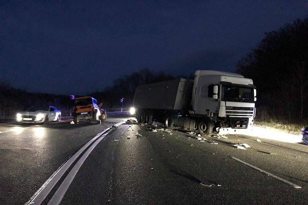 Водитель УАЗа погиб в ДТП с грузовиком под Геленджиком