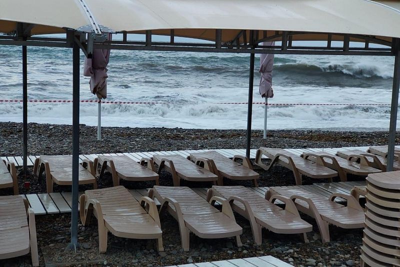 Из-за непогоды в Сочи закрыли пляжи