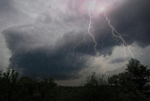 В Краснодаре объявлено штормовое предупреждение по ливням с грозой и шквалистым ветром