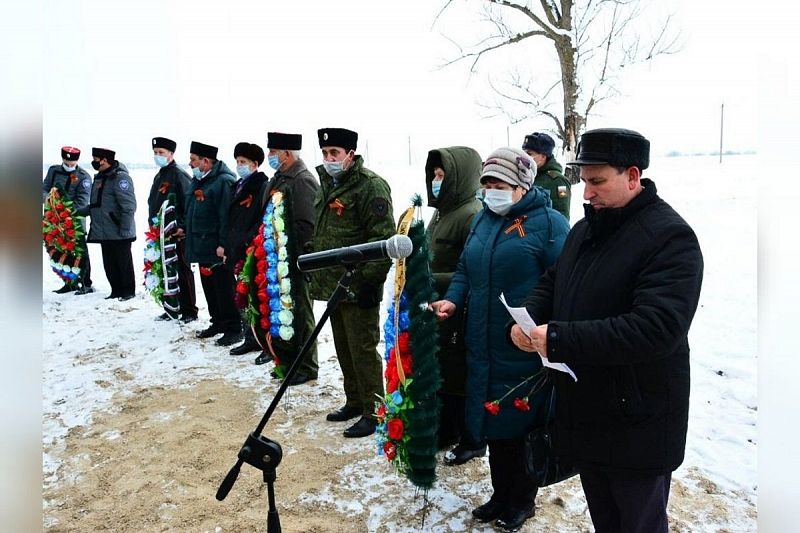 Останки членов экипажа бомбардировщика Пе-2 захоронили в Славянском районе