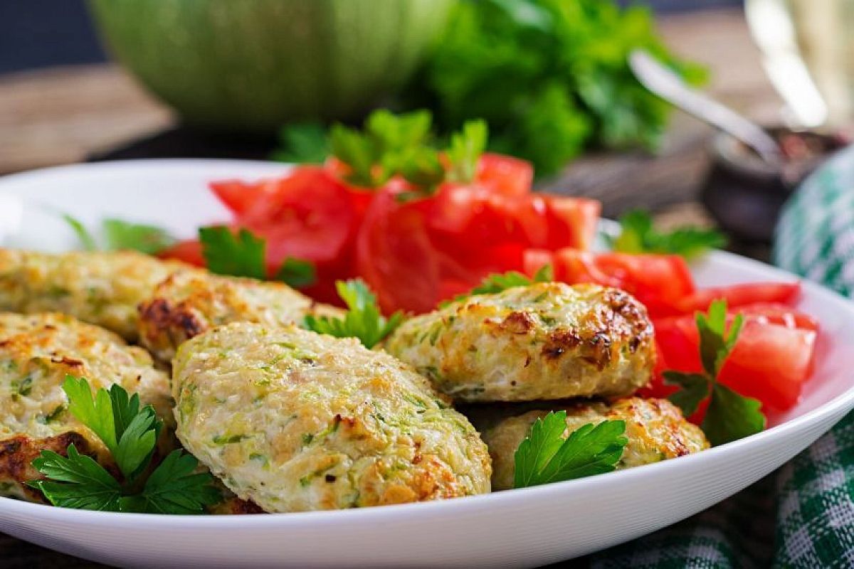 Котлеты &quot;загадка для гостей&quot; с куриным фаршем и кабачком - сочные, как из ресторана