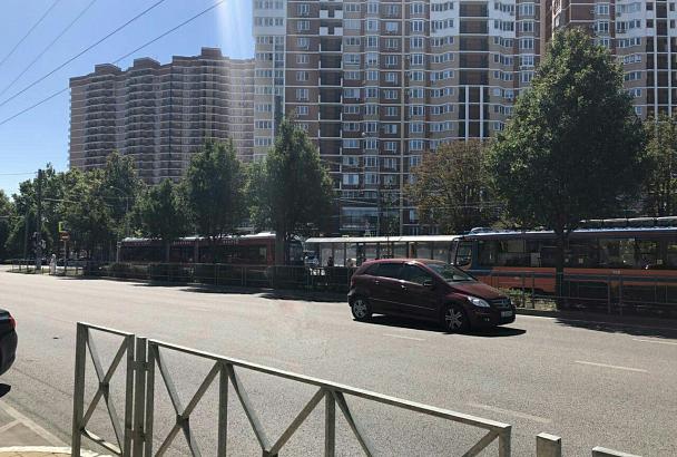 В Краснодаре в районе парка «Солнечный остров» больше часа стоят трамваи