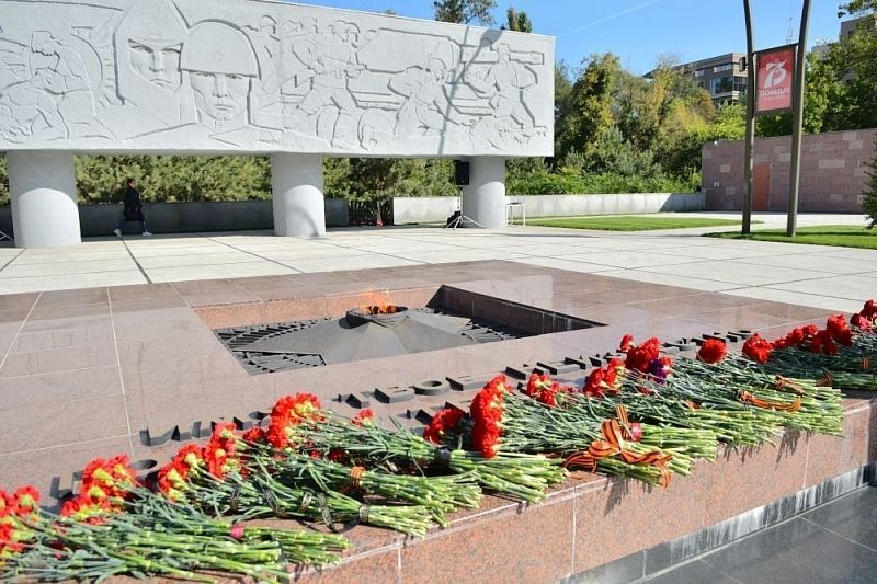 В Краснодаре возложили цветы к памятникам военной истории в честь 77-й годовщины освобождения Кубани от немецко-фашистских захватчиков