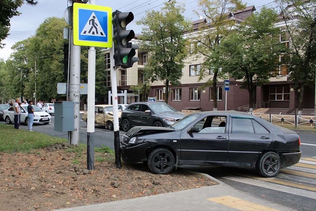 В Адыгее произошло массовое ДТП с участием 6 автомобилей