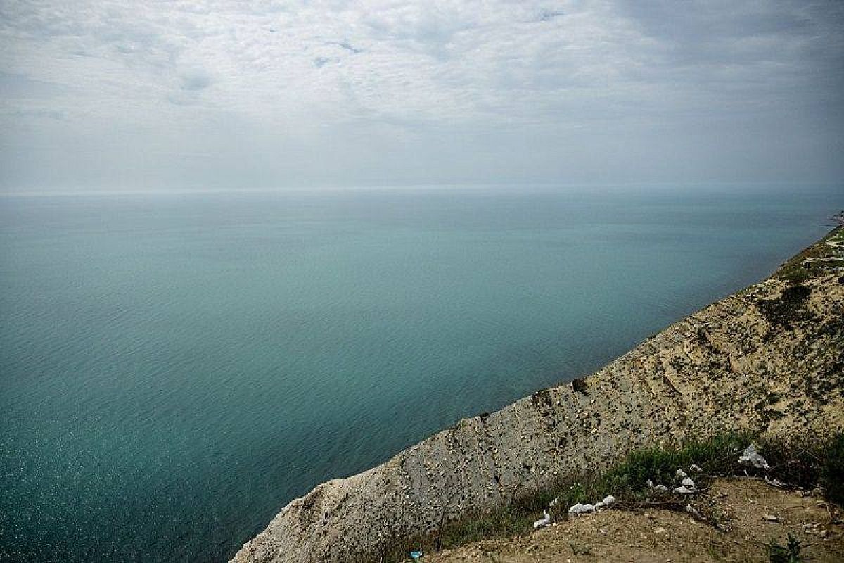 Уровень воды в Азовском море снизился до неблагоприятных отметок из-за сильного ветра