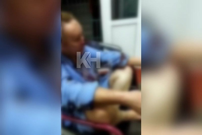 Жесткие кадры: женщину с 25-сантиметровым ножом в голове привезли в больницу в Апшеронске