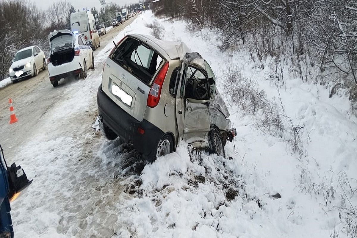 Пассажир легковушки погиб в ДТП с КамАЗом на Кубани. Двое подростков в больнице