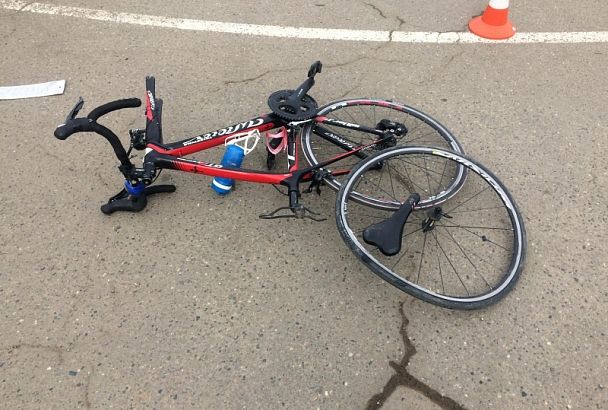 Водитель без прав сбил на перекрестке велосипедистку