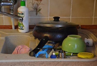 Теперь все сковородки идеально чистые: бабушка поделилась секретами чистоты, которые знала каждая советская женщина