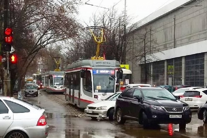 В Краснодаре в новый трамвай врезалась иномарка
