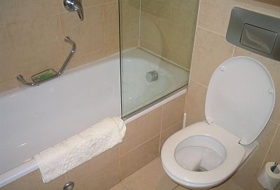 Суперсредство для чистки унитаза найдете в детской! Как победить налет и камень в унитазе простыми средствами?