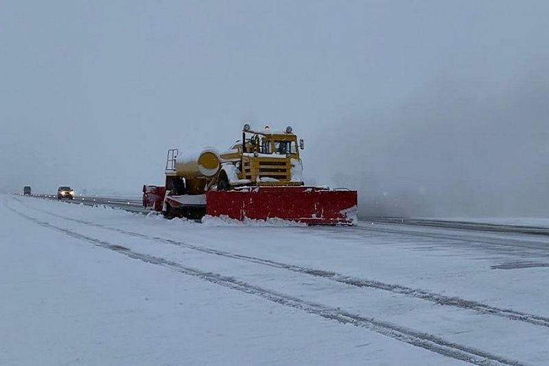 Сильный снегопад стал причиной задержки 13 авиарейсов в аэропорту Краснодара 