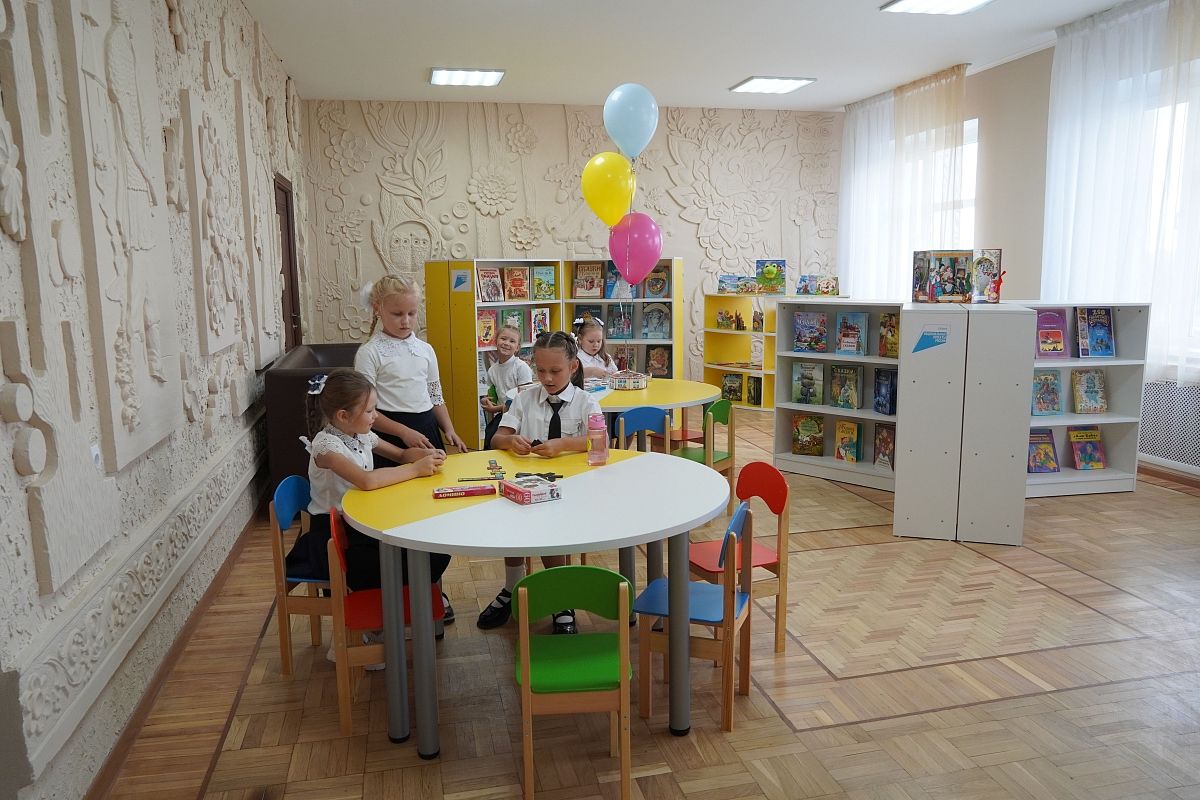 Важно, что после школы дети могут провести свободное время в библиотеке, читая или играя.