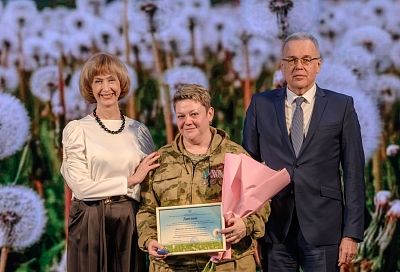 В Краснодаре наградили благотворителей и добровольцев