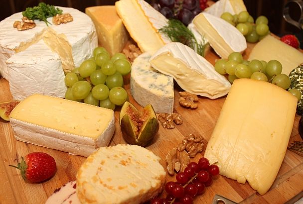 Диетолог перечислила полезные и вредные свойства сыра