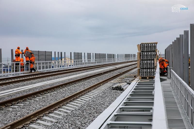 Железнодорожная часть Крымского моста будет введена в эксплуатацию в декабре 2019 года. 