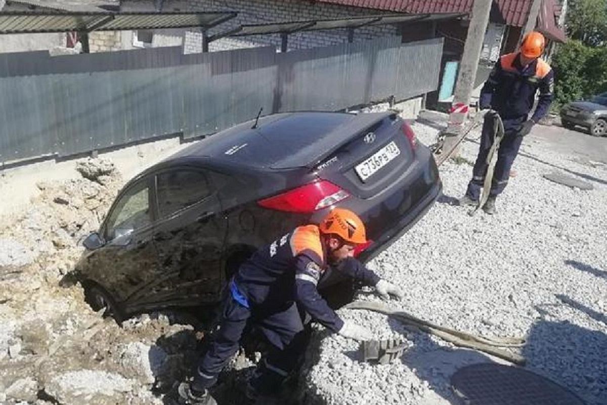 В Новороссийске обвалилась стоянка автомобилей вместе с грунтом. Повреждены несколько машин